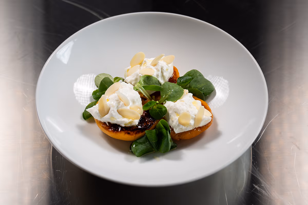 Insalata di burrata, pesche grigliate e mandorle: la ricetta fresca dell’estate