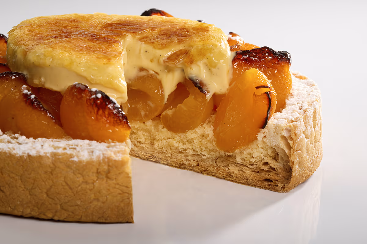 Tarte alle albicocche e crème brûlée: la ricetta di alta pasticceria di Luigi Biasetto