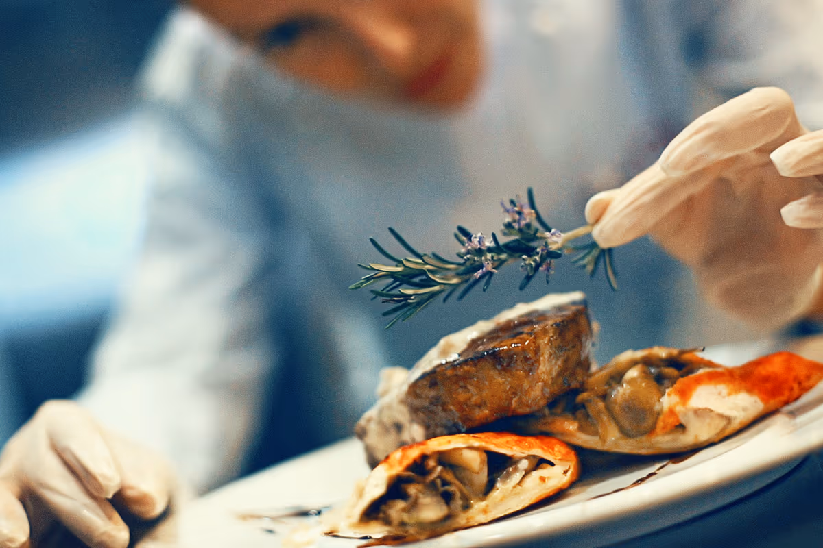 Per Franco Bruschi, nella ristorazione collettiva il prezzo non può essere l’unico criterio di scelta, ma bisogna considerare anche qualità nutrizionale, sicurezza alimentare, sostenibilità, organizzazione del servizio e capacità di innovare