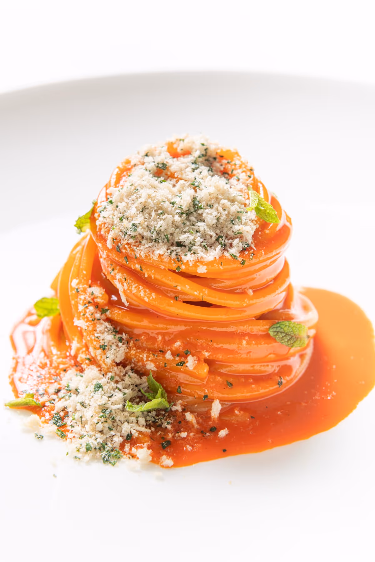 Spaghetto cotto in estratto di peperone acciughe e pane saporito alle erbe di Domenico Iavarone