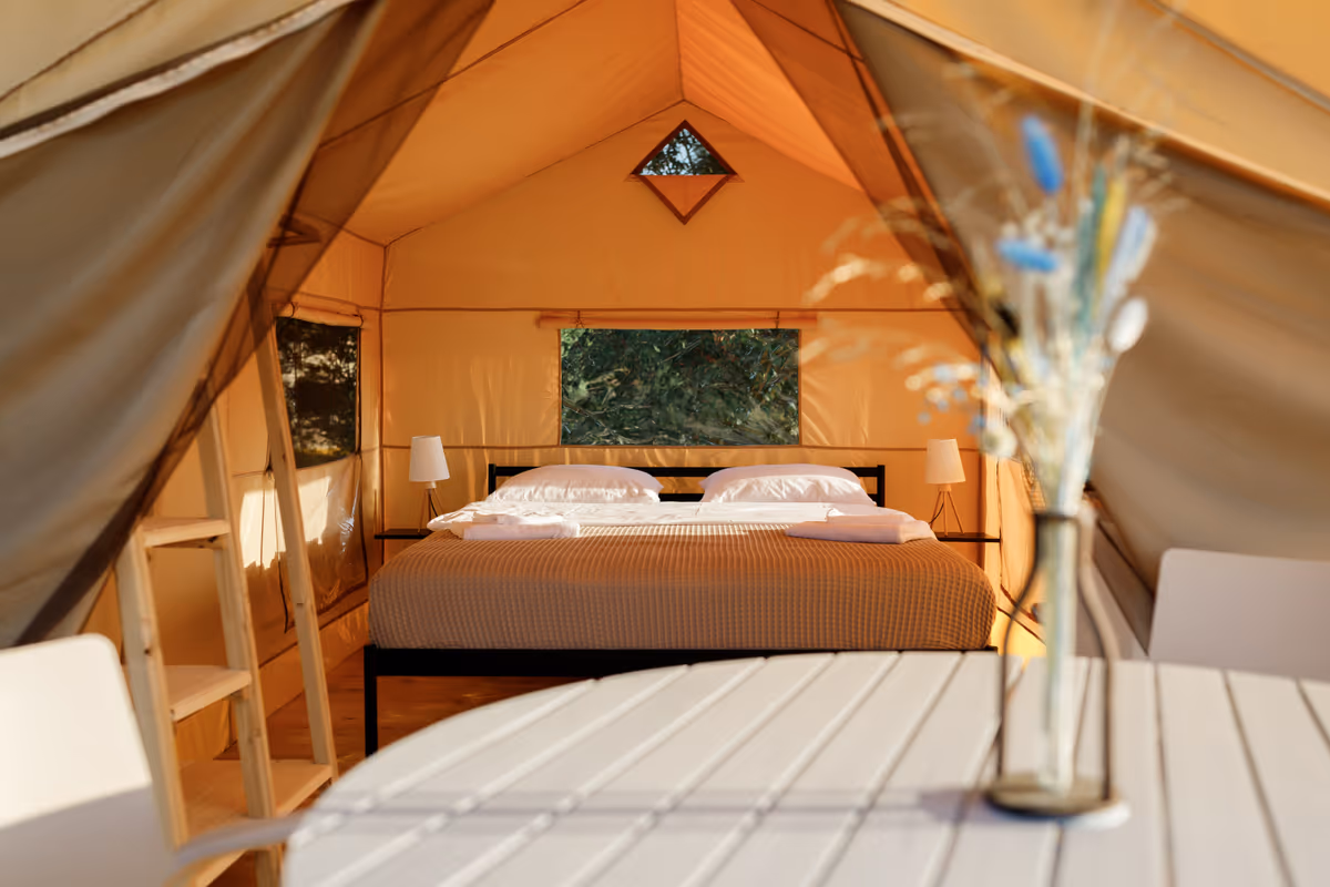 Oggi il glamping compete cone le camere di hotel, anche di fascia alta