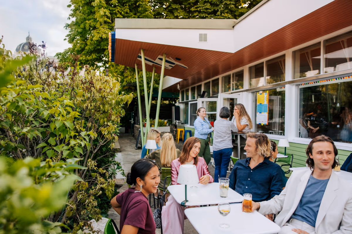 Tavolini all'aperto, chiacchiere e un'atmosfera rilassata: un classico pomeriggio estivo in uno dei tanti accoglienti dehors e giardini urbani di Vienna