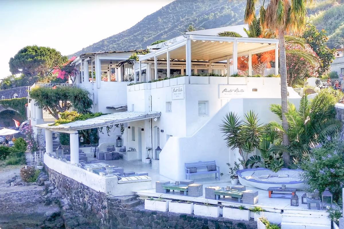 Il fascino del Porto Bello: il ristorante, ricavato dalla vecchia casa al mare della famiglia Cataffo