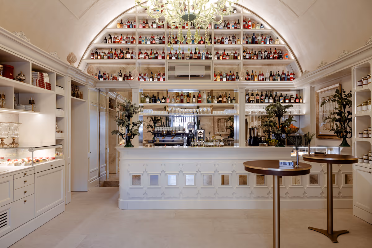 L'architettura degli interni del Vincenzo Dascanio Cafe a Noto, firmata da Corrado Papa, reinterpreta il barocco senza cedere al cliché