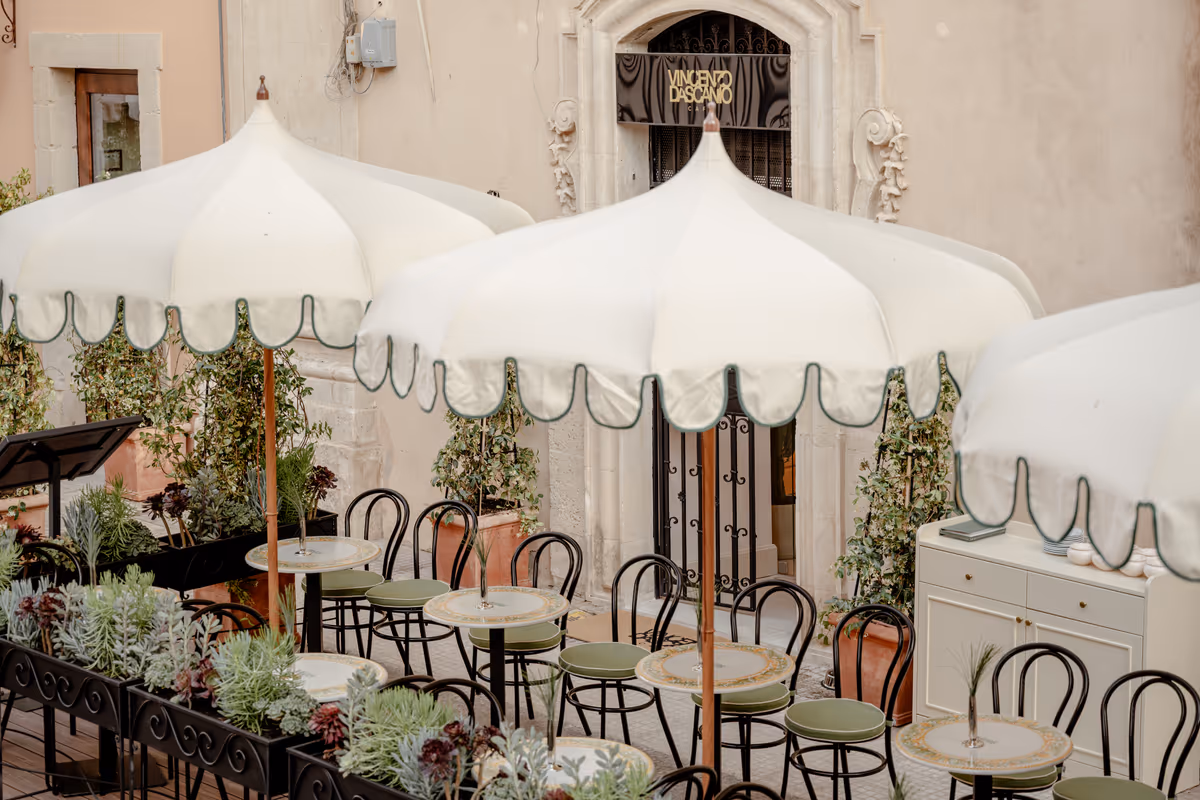 L'elegante dehors del Vincenzo Dascanio Cafe in via Silvio Spaventa a Noto
