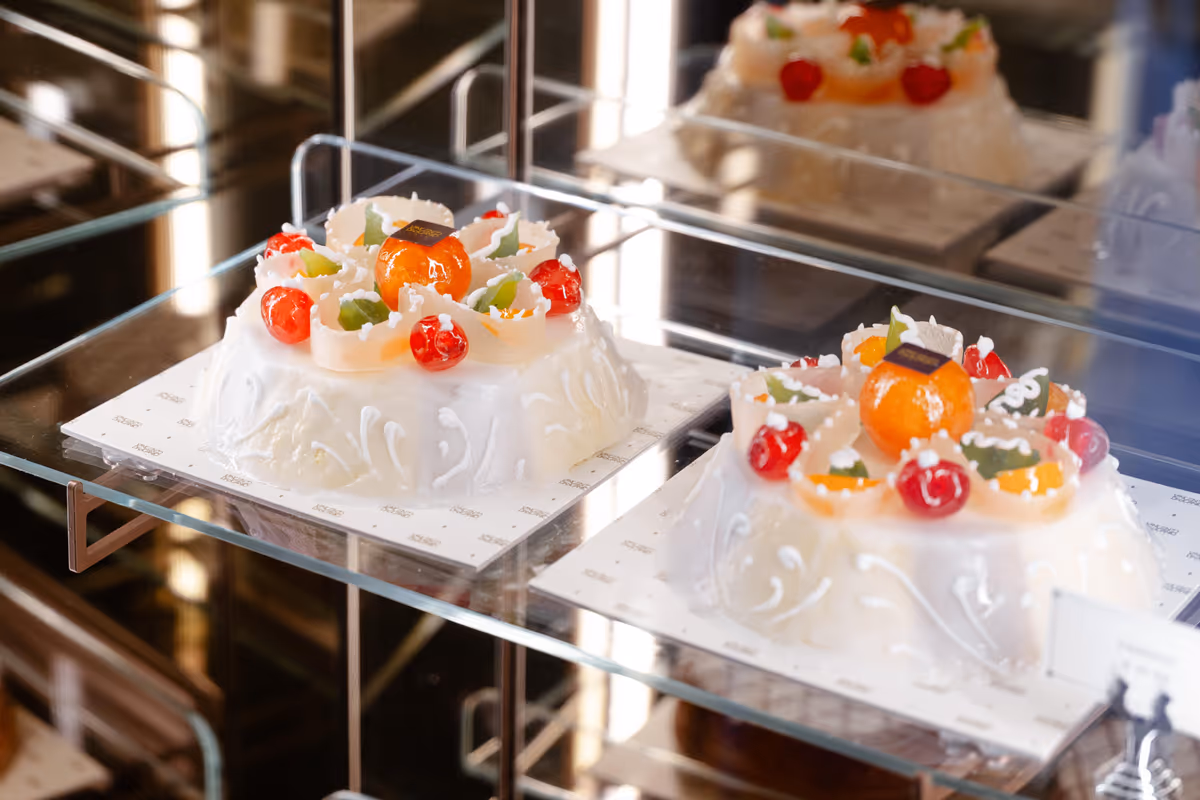 Un dettaglio della vetrina di pasticceria curata da Imma Iovine: le mini cassate siciliane, battezzate "Fiori di Casa", sono modellate come boccioli floreali e ornate con frutta candita