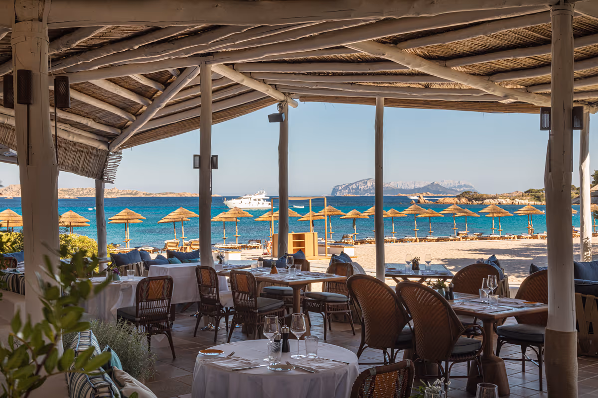 Il Entu e Mari all’Hotel Romazzino: la cornice ideale dove, fino al 14 agosto, va in scena il gusto firmato DaV Costa Smeralda