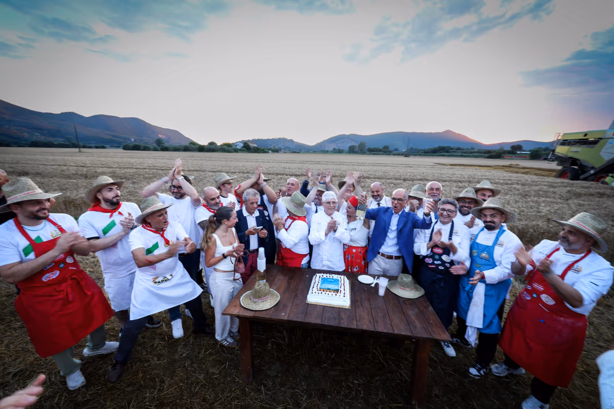 Il taglio della torta realizzata dal mastro pasticcere Sabatino Sirica