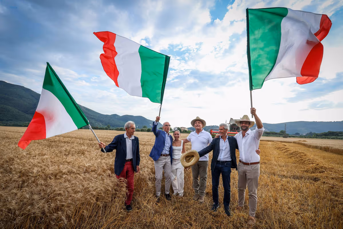 La famiglia Caputo assieme a Francesco d'Amore, proprietario dell'azienda agricola dove si sono tenuti i festeggiamenti