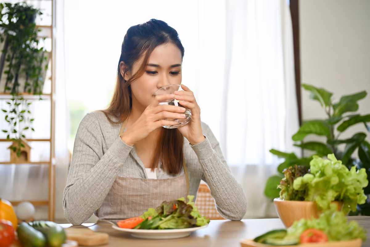 Bere acqua durante i pasti non fa sempre mangiare meno
