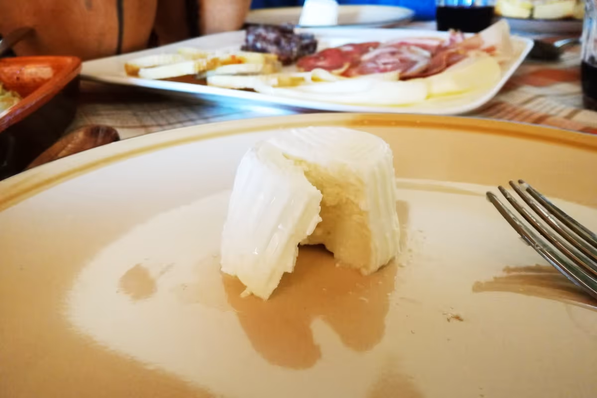 Antipasto con salumi e formaggi della zona del Matese a Masseria Reale