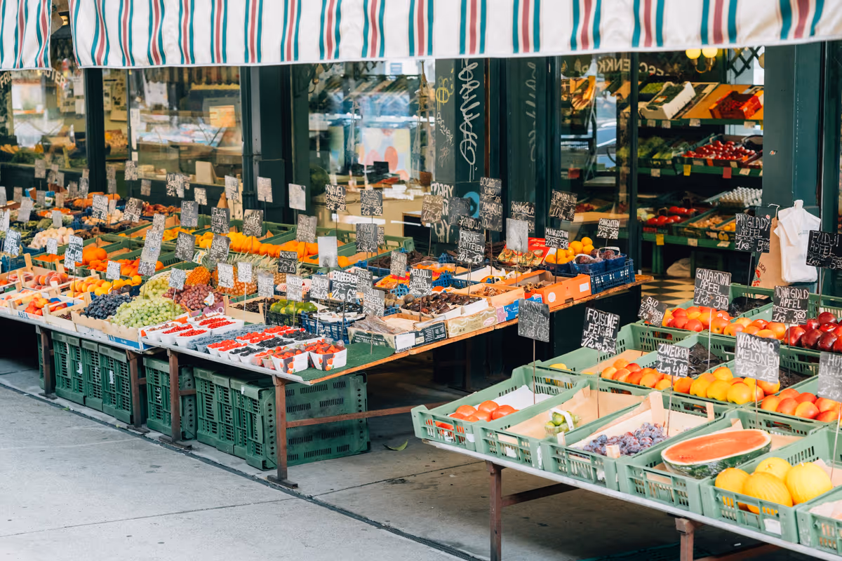 banchi colorati del Naschmarkt offrono una varietà di frutta fresca, primizie e profumi da tutto il mondo