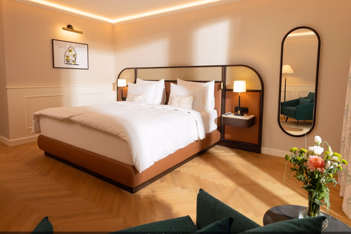 Il fascino della storia incontra il comfort moderno: l'eleganza senza tempo di una camera per gli ospiti all'interno delL'Hotel Palais Chotek