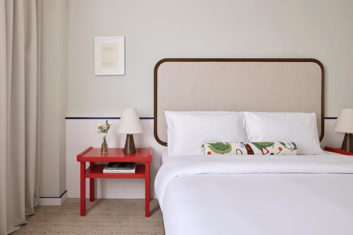 Dettagli di design e un'atmosfera intima e contemporanea: una camera classica del nuovo hotel firmato Miiro