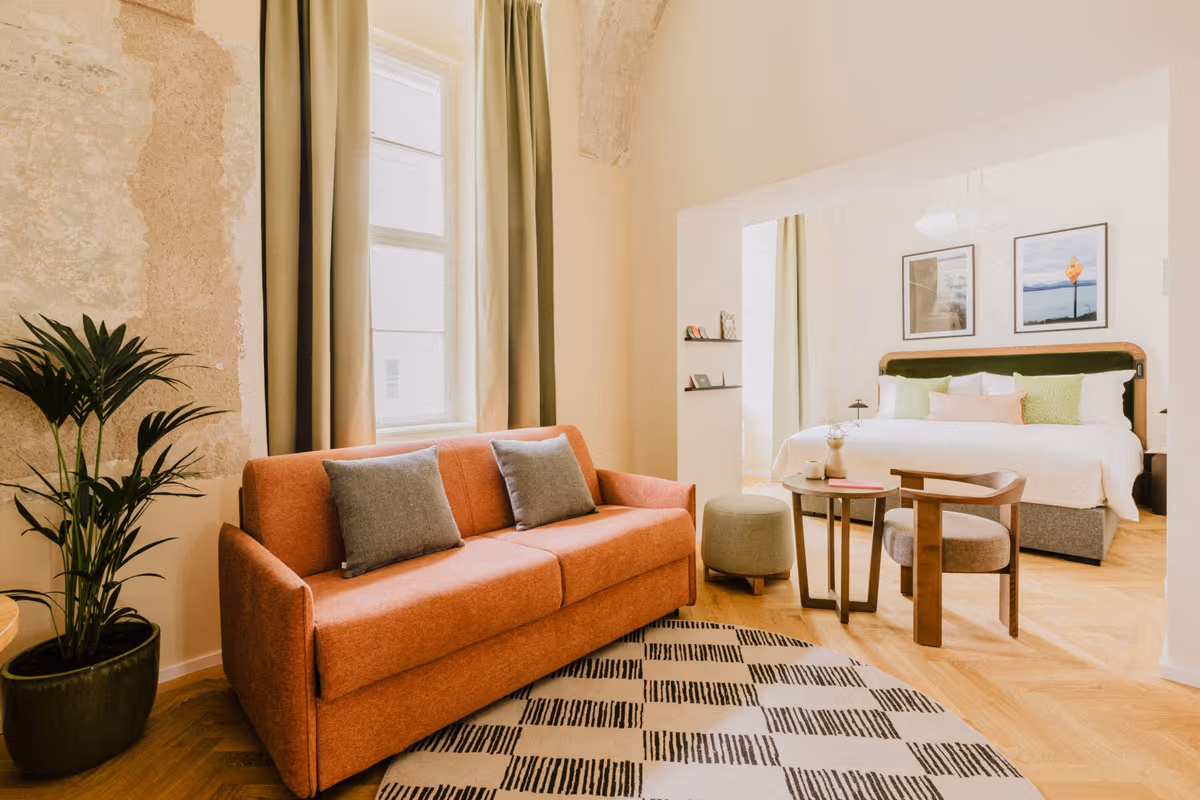 Spazi ampi, tonalità calde e pareti che raccontano il passato: il design ricercato e accogliente di Wilde Aparthotels