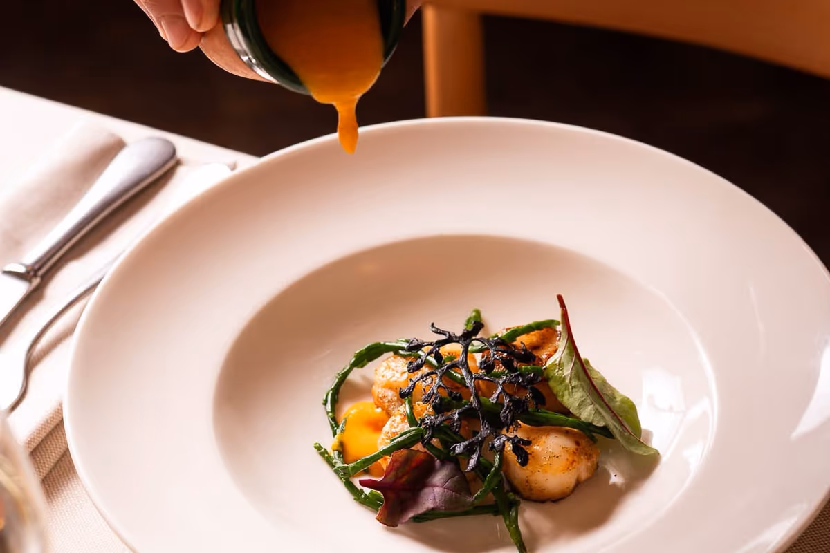 Ricci Osteria: capesante, asparagi di mare, crema di melone e vellutata