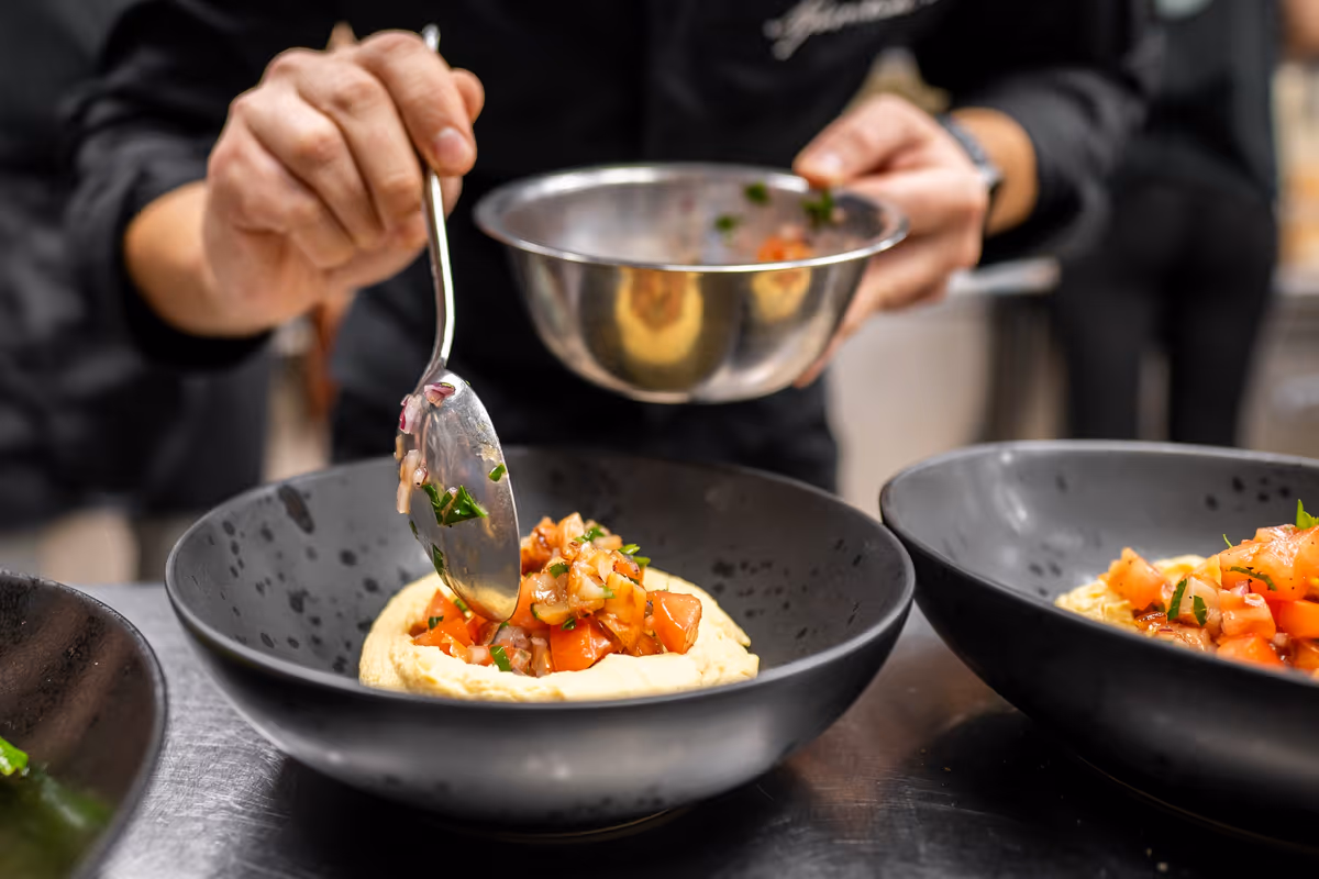Pur prestando sempre attenzione a parametri oggettivi, prettamente economici, la cucina non può prescindere da talento e creatività degli chef