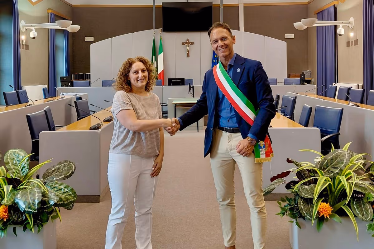 Stefania Lorenzoni, presidente di Garda Unico, e il sindaco di Bardolino Daniele Bertasi nella sala consiliare del Comune, a suggello dell'accordo per la candidatura a Capitale Italiana della Cultura 2029