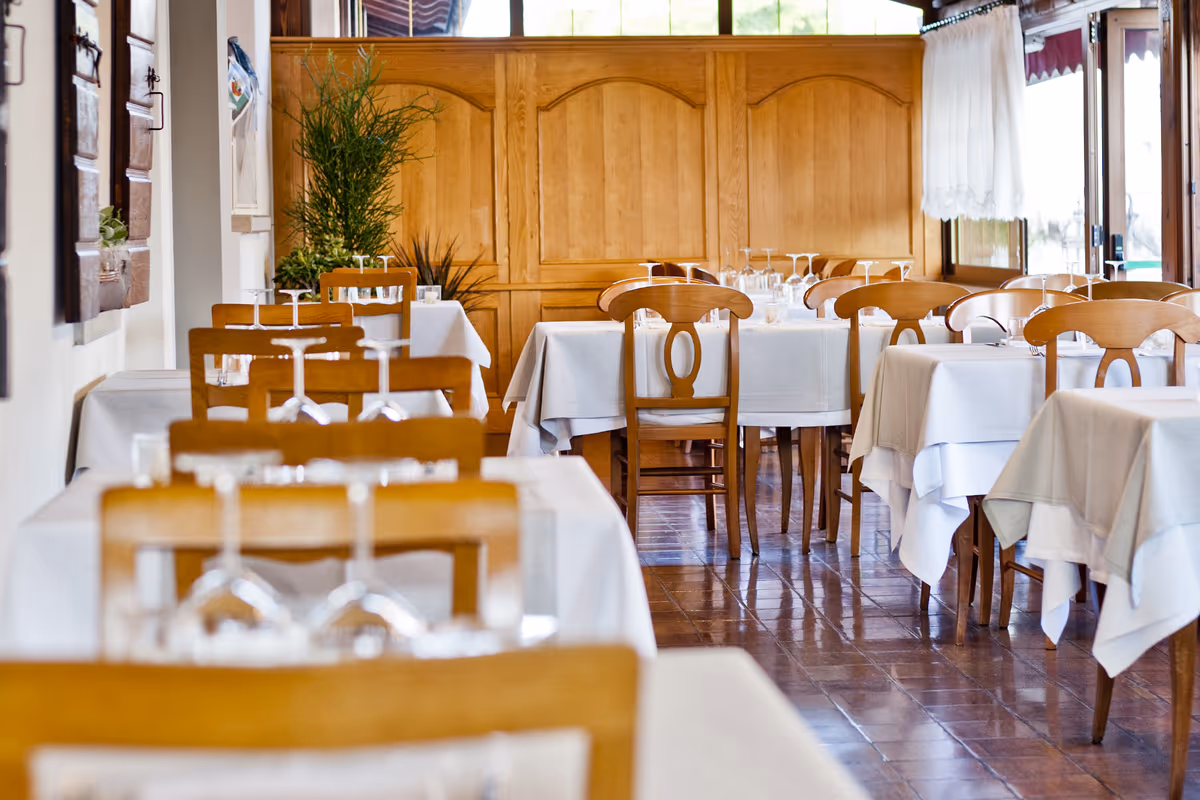 La sala interna della Trattoria Ponte Peron di Asolo (Tv)