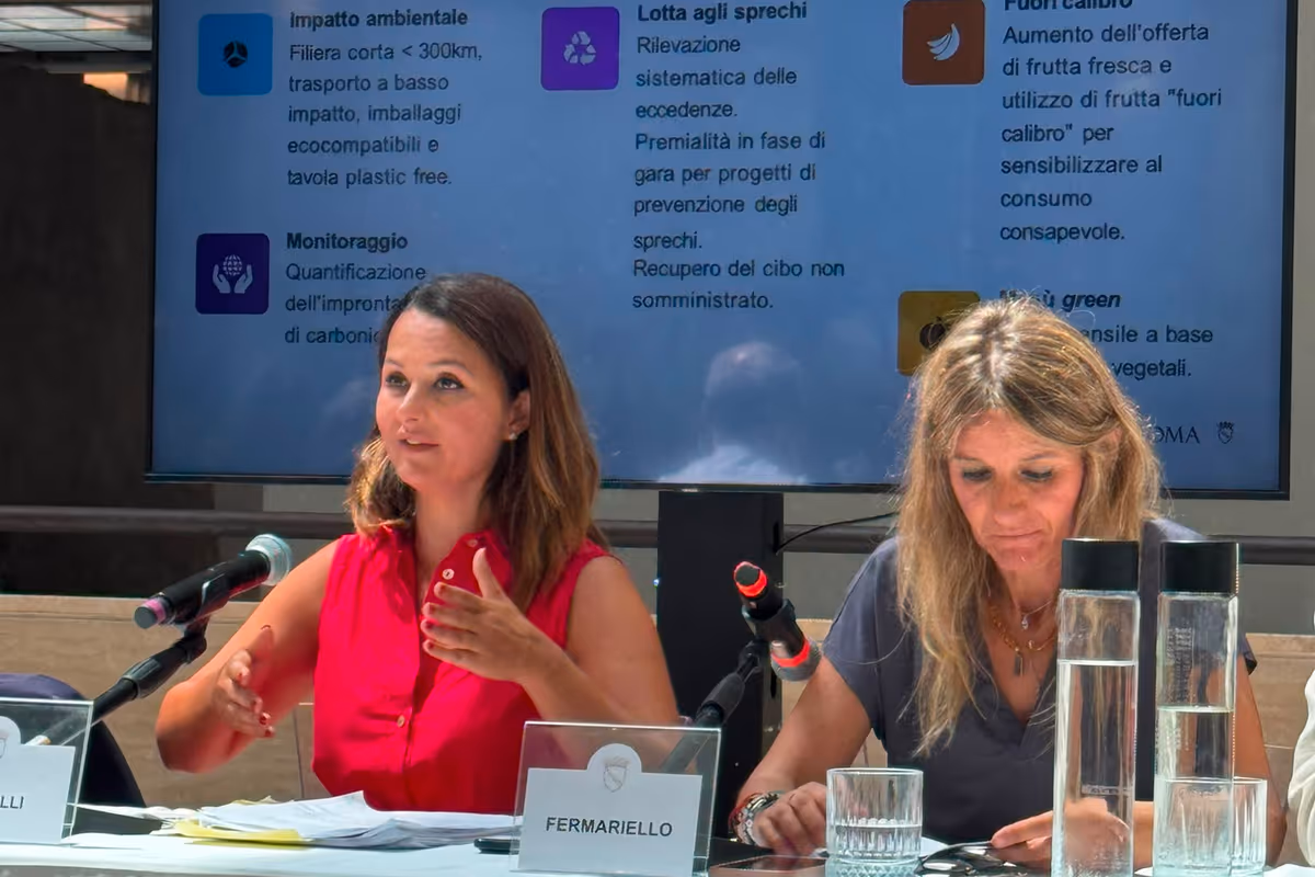 A sinistra l'assessora alla scuola del Comune di Roma Claudia Pratelli. Al suo fianco Carla Consuelo Fermariello è Consigliera Capitolina e presidente della Commissione Scuola di Roma Capitale