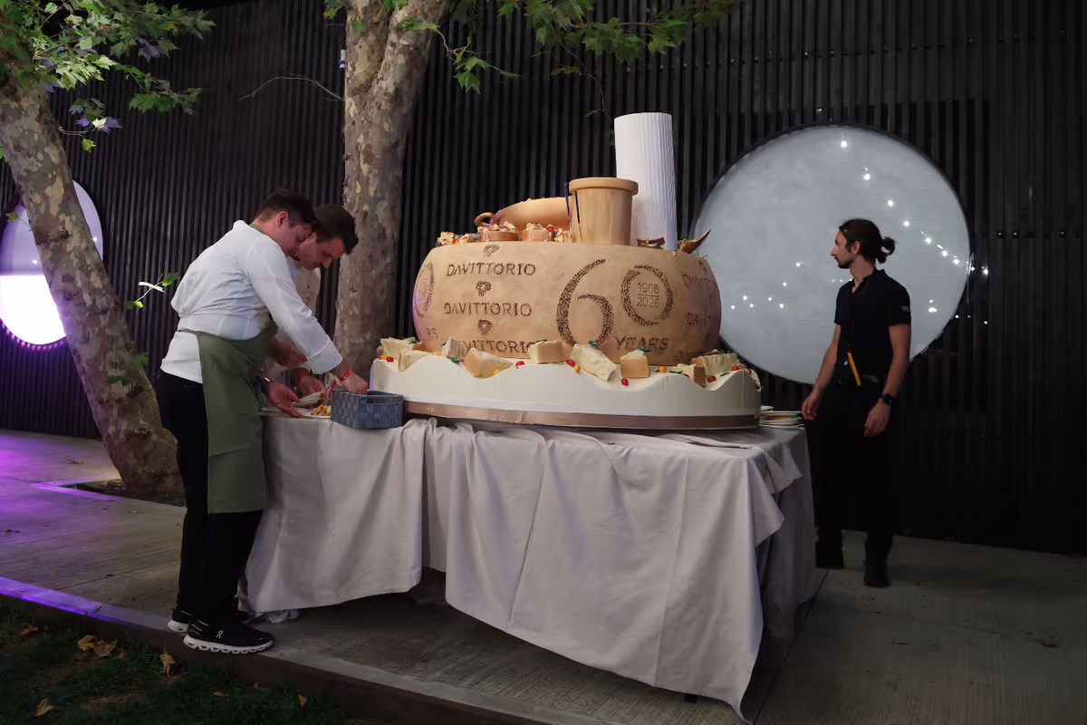 La torta ispirata ai celebri Paccheri alla Vittorio, realizzata per il sessantesimo anniversario