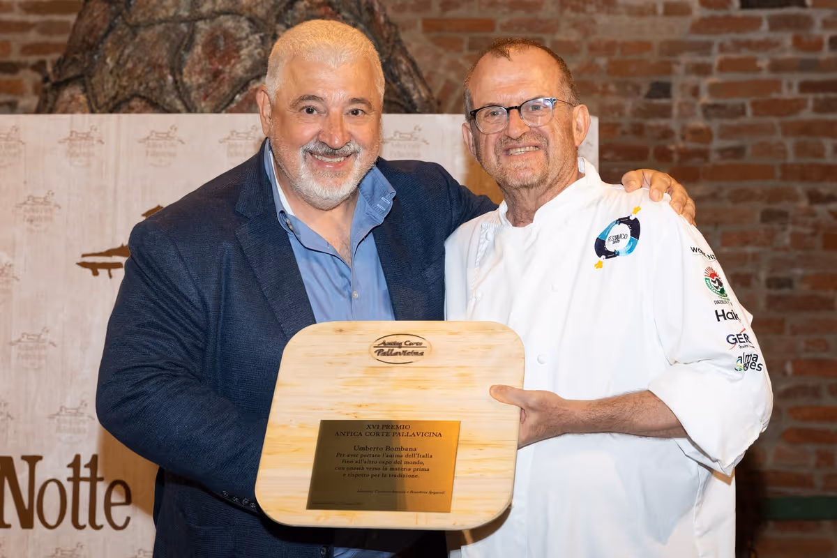 Umberto Bombana riceve il premio direttamente da Massimo Spigaroli