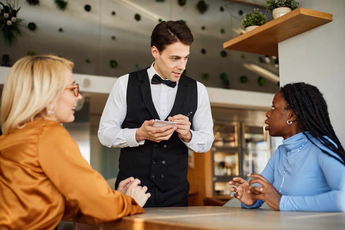 Un ristorante gourmet anche nelle divise del suo personale deve comunicare eleganza e prestigio