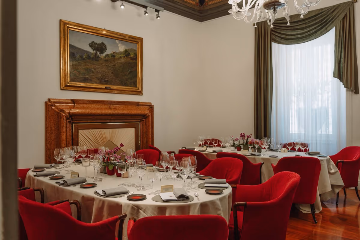 L'elegante sala dell'Enoteca Pinchiorri che ha accolto il pranzo firmato dallo chef Alessandro Tommasina