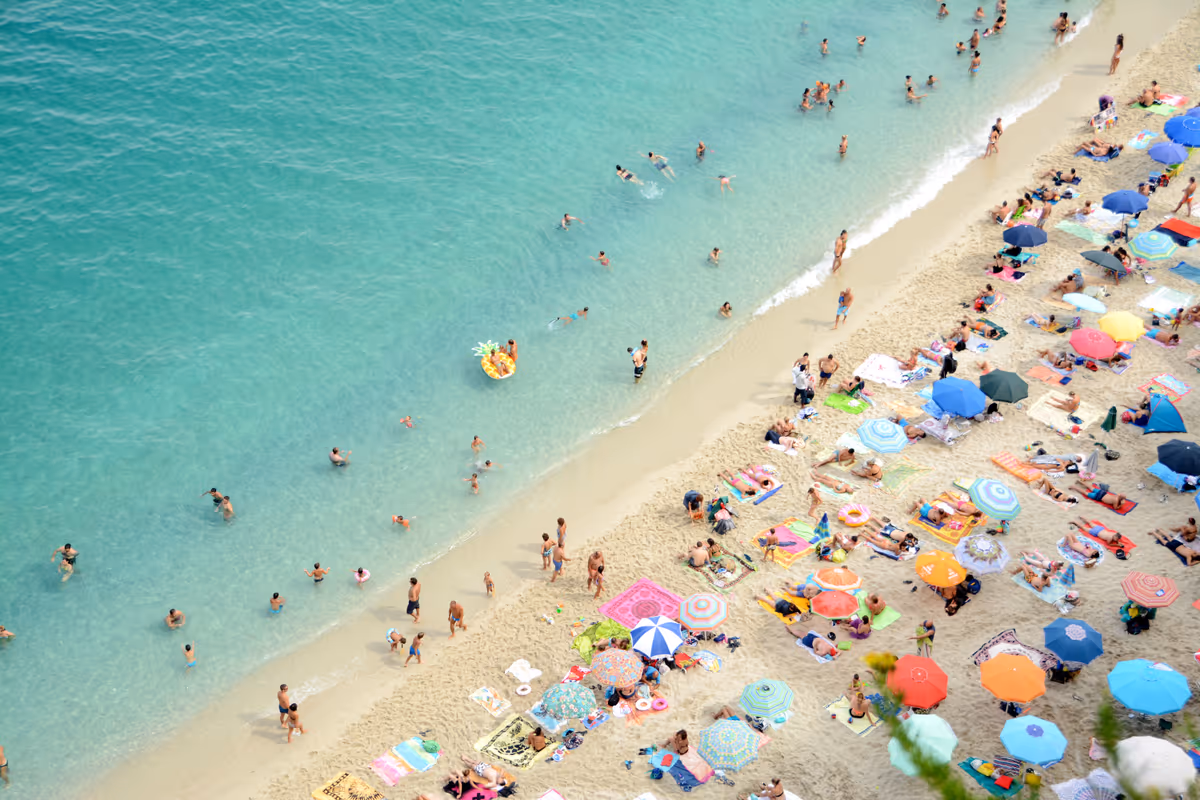 Agosto continua ad essere il mese preferito per le vacanze degli italiani, col rischio di sovraffollamenti nelle località migliori
