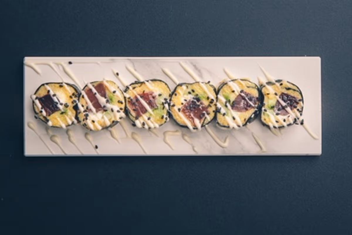 Hutomaki di polenta: roll con tonno, avocado e formaggio cremoso
