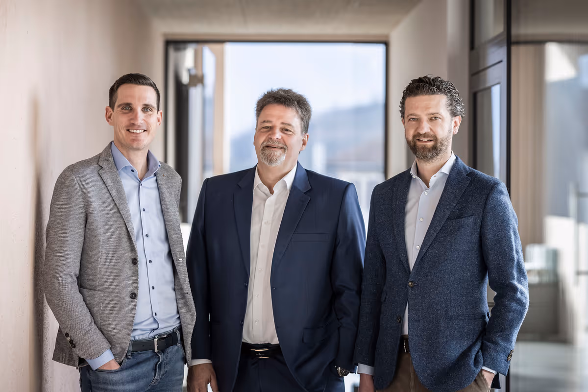 Da sinistra: l'enologo Philipp Zublasing, il presidente Bernhard Leimegger e il direttore commerciale Tobias Leimgruber