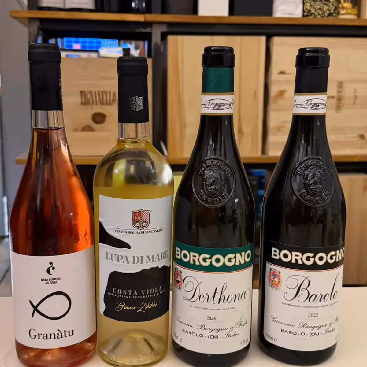 La selezione delle etichette protagoniste della serata: Granàtu (Casa Comerci), Lupa di Mare (Tenuta Regina di Sant’Angelo), Derthona e Barolo (Borgogno).
