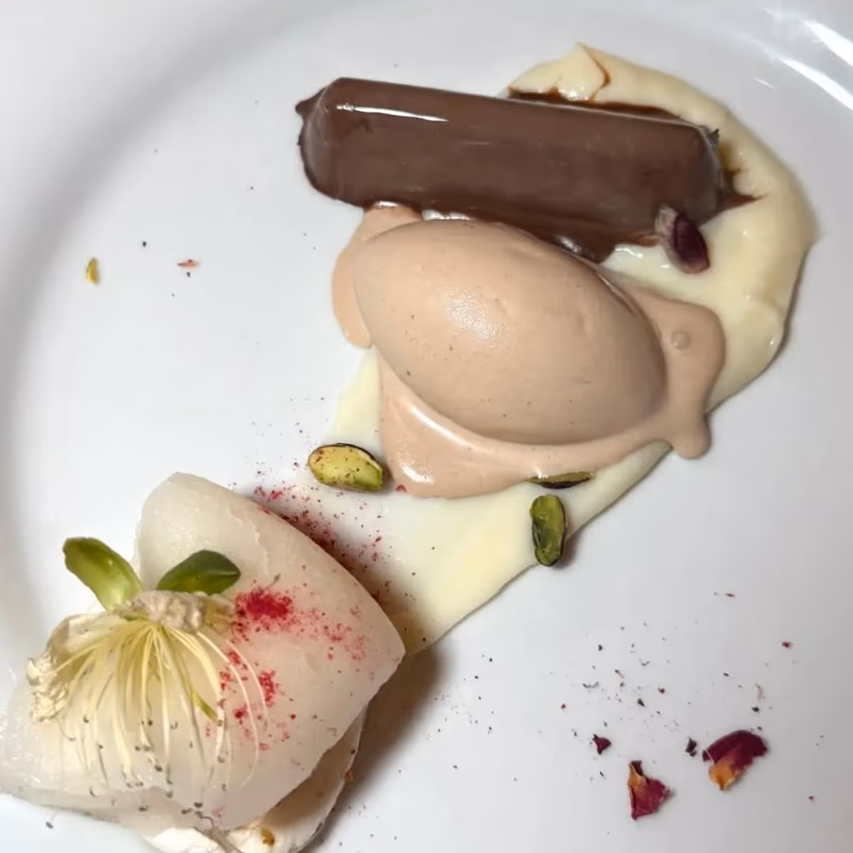 Il dessert firmato dal Pastry Chef Santo Li Calzi: un raffinato percorso dolce tra Gianduiotto, biancomangiare e granita al bergamotto