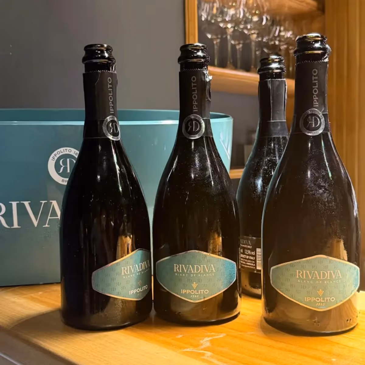 Le bollicine Rivadiva Blanc de Blancs della Cantina Ippolito 1845, servite durante l'aperitivo di benvenuto all'enoteca UVA