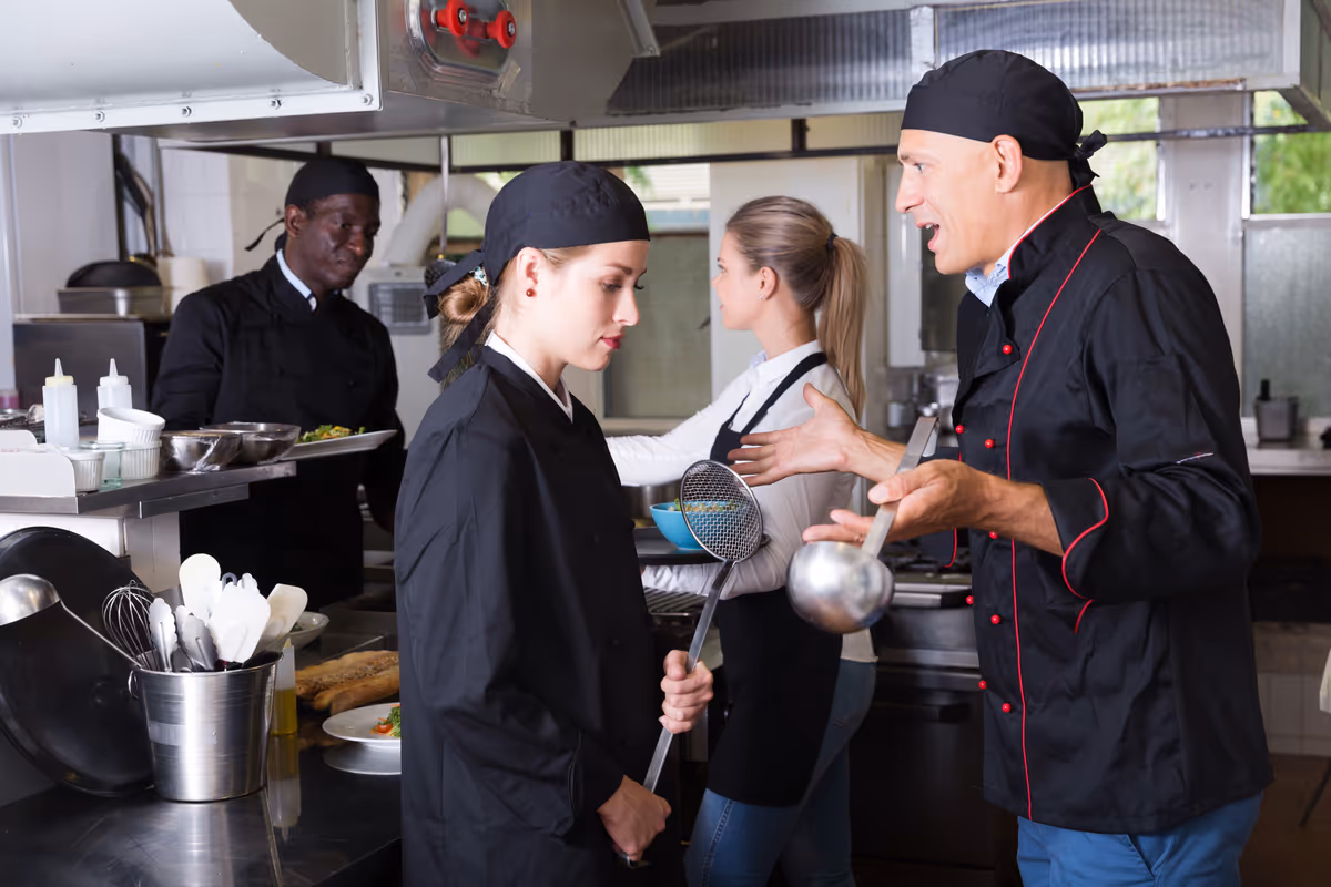 Rissa nella cucina di un hotel a Rimini: cuoco ferito e giovane collega denunciata
