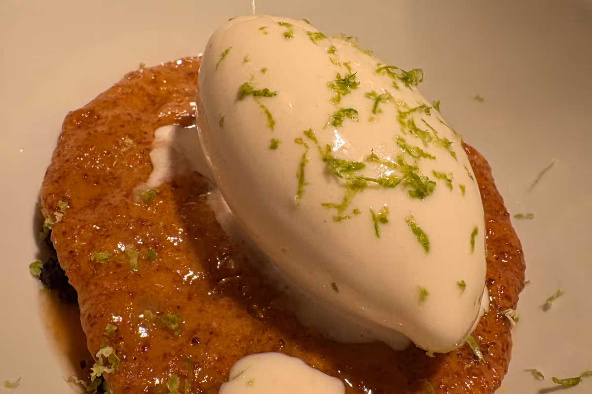 Cremoso al cioccolato fondente, albicocche alla menta e sorbetto alle mandorle del Boca Barranca a Marina Romea