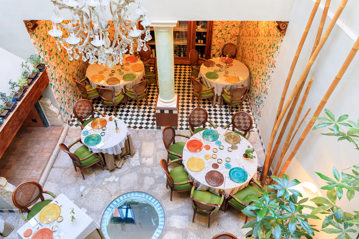 La sala principale del ristorante vista dall'alto