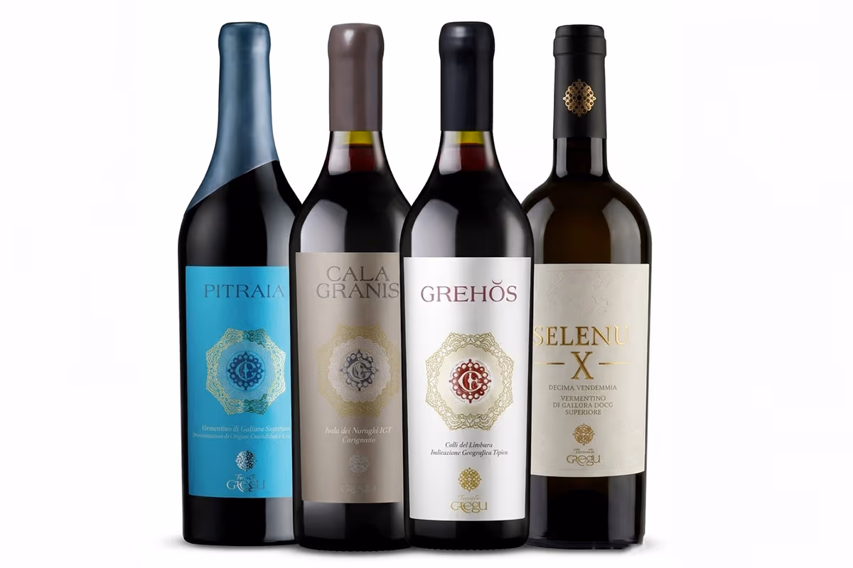 Da sinistra, le tre etichette della linea Premium — Pitraia (Vermentino di Gallura DOCG Superiore), Calagranis (Carignano in purezza) e Grehòs (blend dei vitigni a bacca rossa aziendali) — affiancate da Selenu -X- Decima Vendemmia, edizione speciale celebrativa dei primi dieci anni della cantina di Calangianus