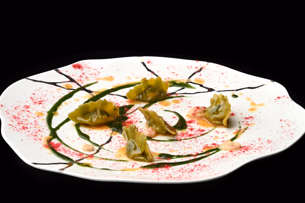 Fagottini di pasta all’ortica con lumache, salsa di sedano rapa e lamponi