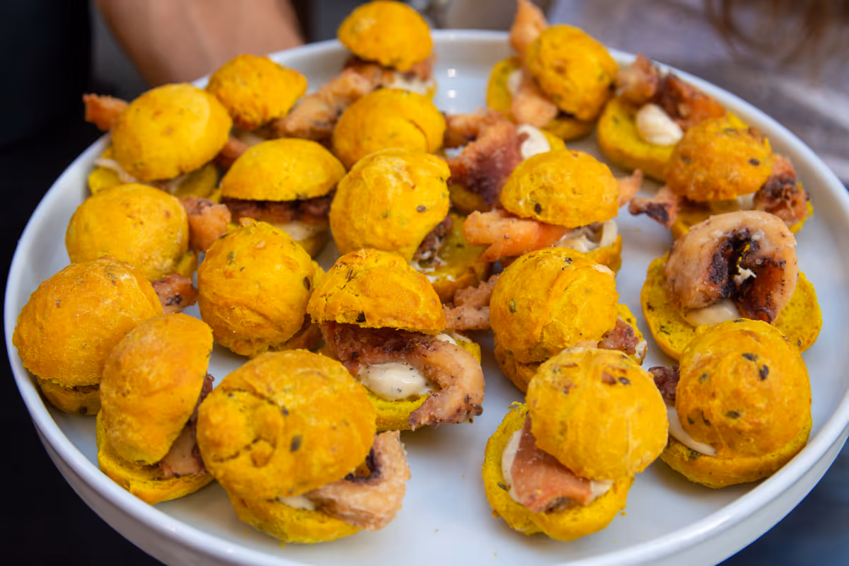 Gli sfiziosi mini hamburger a base di polpo fritto, omaggio al tipico cibo di strada marinaro della tradizione pugliese servito in apertura d'evento