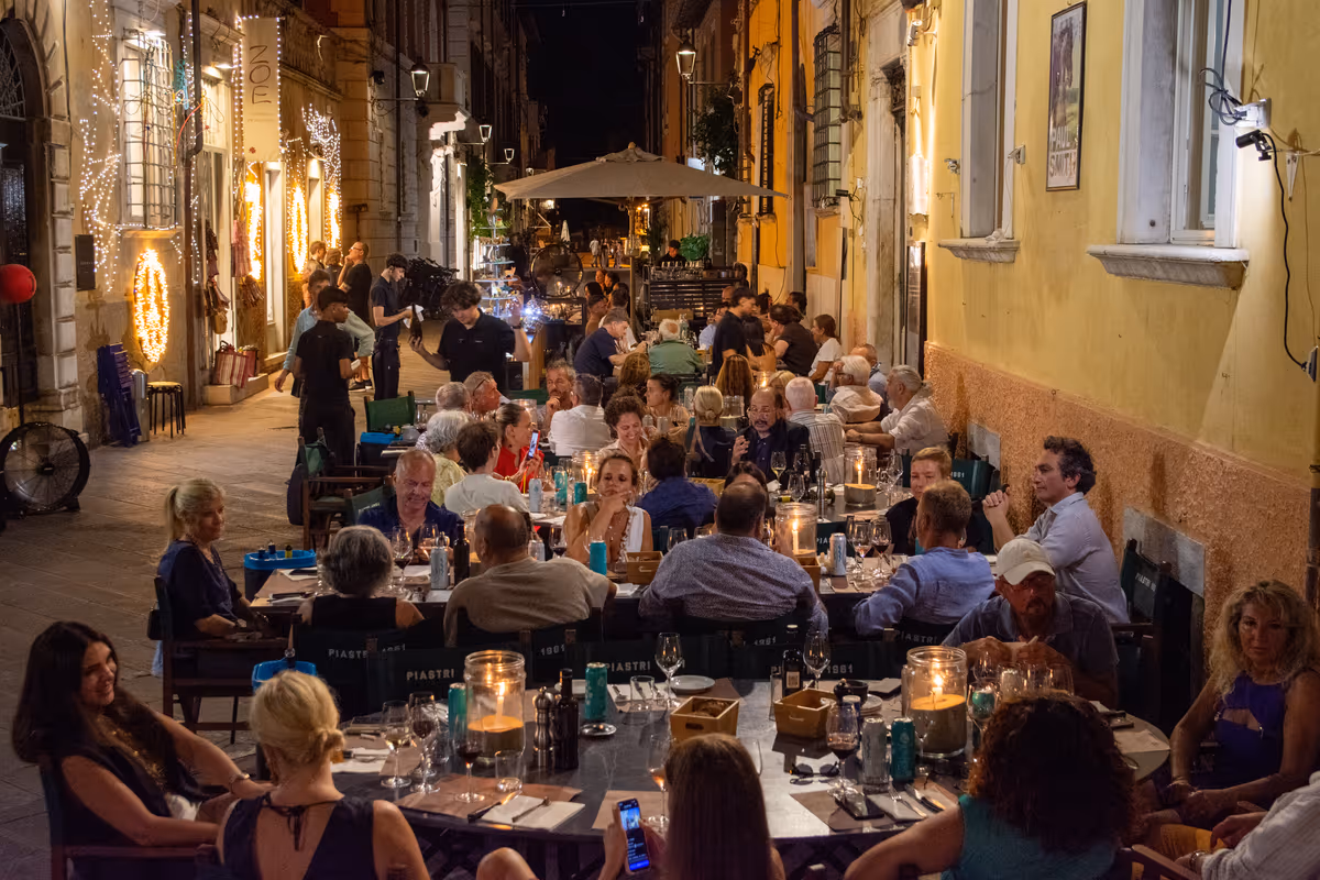 L’atmosfera conviviale e glamour della serata “La Puglia in Enoteca” tra i tavoli all’aperto dell'Enoteca Marcucci a Pietrasanta