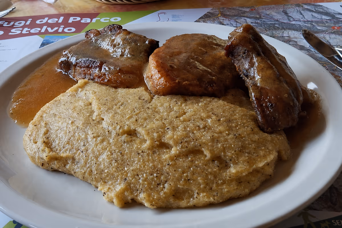 Le costine alla birra con la polenta