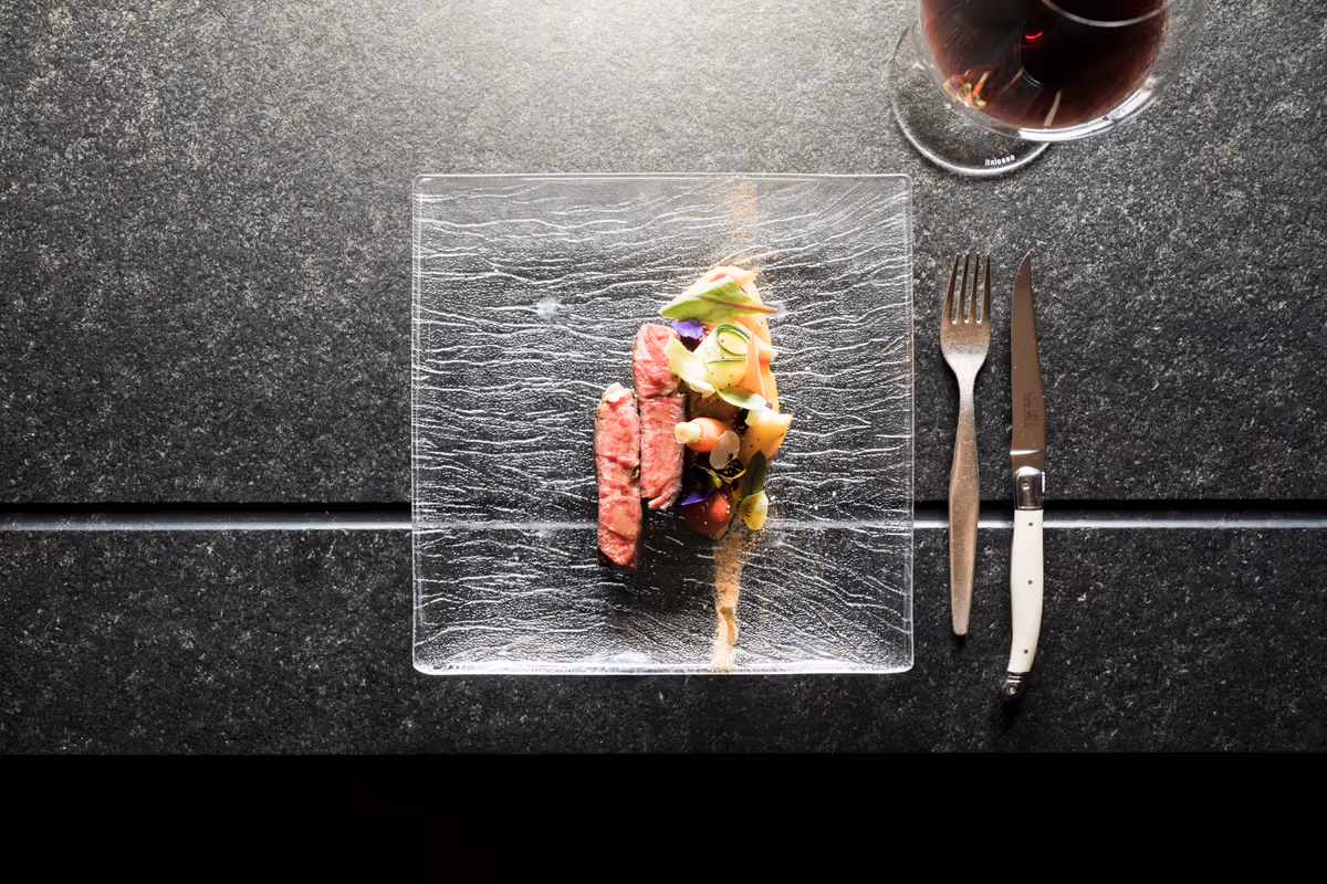Entrecôte di manzo dell’Alto Adige con vegetali dell’orto e purè di carote selvatiche, una delle creazioni firmate da Damiano Scaglioni