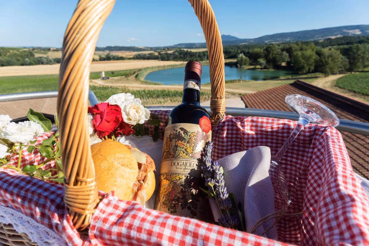 Un picnic tra i vigneti per vivere la Toscana attraverso sapori autentici e natura