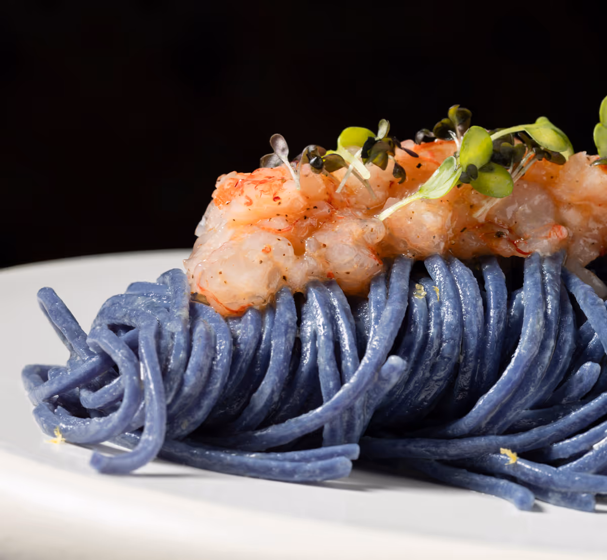 Spaghetto blu, burro salato, bergamotto, bottarga e gambero rosso di Mazara