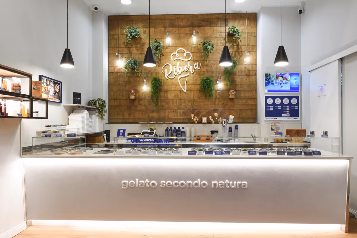 Il bancone della gelateria Ribera di Brescia