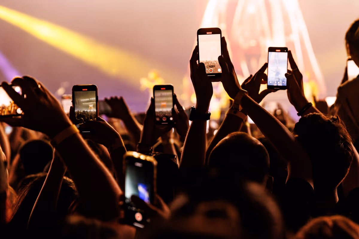 Il 77% delle persone che assistono a un concerto realizza video propri solo per poter affermare "io c'ero"