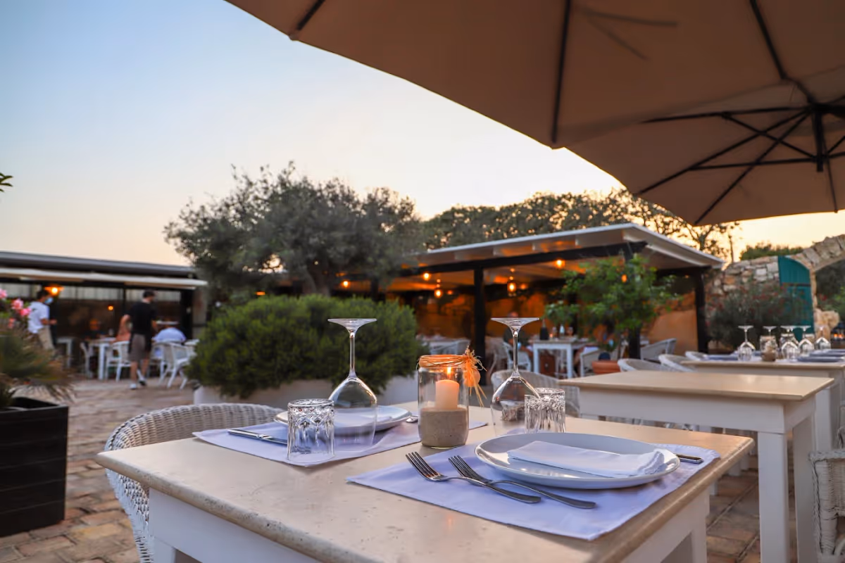 La sala all'aperto del Giardino Arabo di Borgo Cala Creta