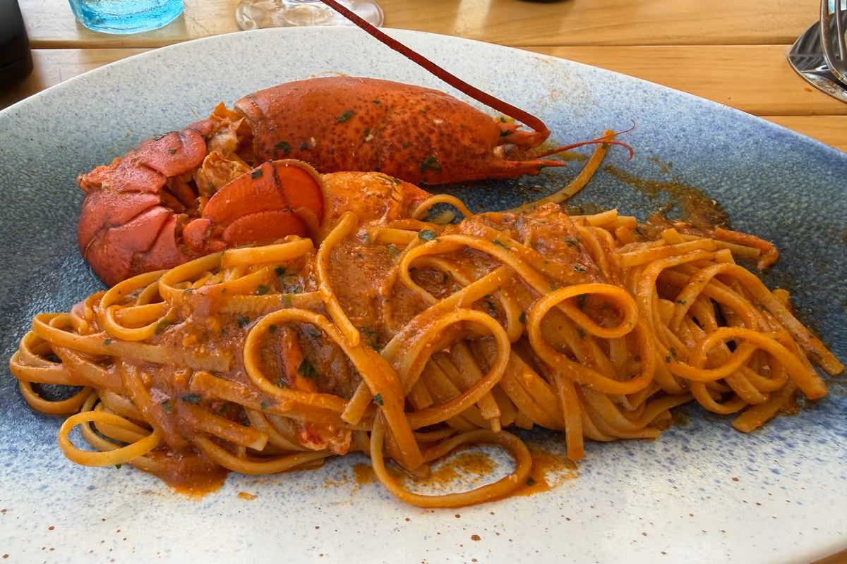 La Pelosa aveva un mare da sogno. Ora ha anche una cucina all’altezza