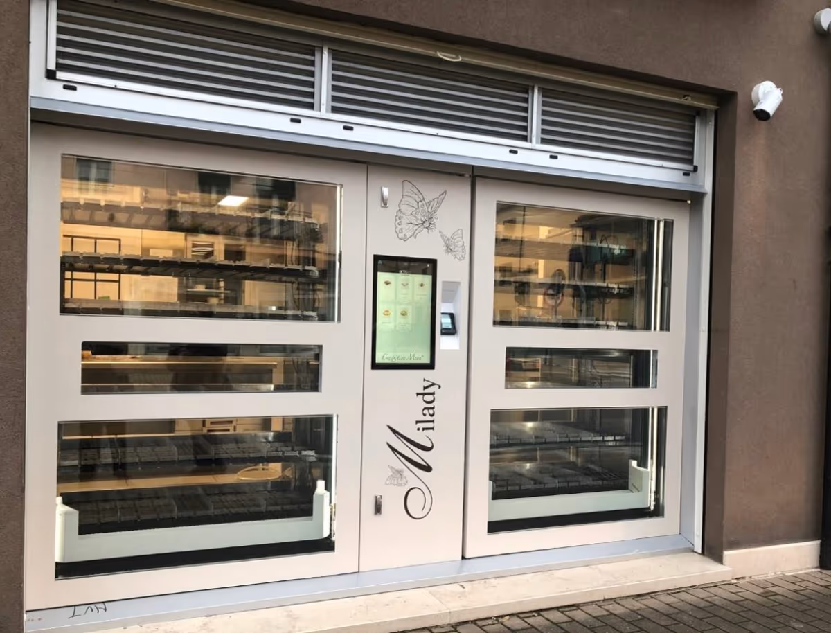 Il particolare distributore automatico di Margherini all'esterno della Pasticceria Milady